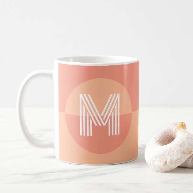 Chic Peach Pink Geometric Modern Monogram Kaffeetasse (Mit Donut)