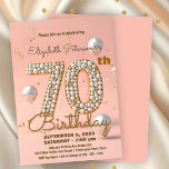 Chic Peach Pink und Gold 70. Geburtstagsfeier Einladung<br><div class="desc">Feiern Sie mit dieser exquisiten Einladung zum 70. Geburtstag sieben Jahrzehnte lang geschätzte Erinnerungen - ein echter Sake für die großen Meilensteine des Lebens. Stellen Sie sich die Szene vor: Perlen schimmern elegant die Zahl "70", ein zeitloses Symbol für Weisheit und Gnade, während die weiche pfirsichfarbene Kulisse Wärme und Feier...</div>