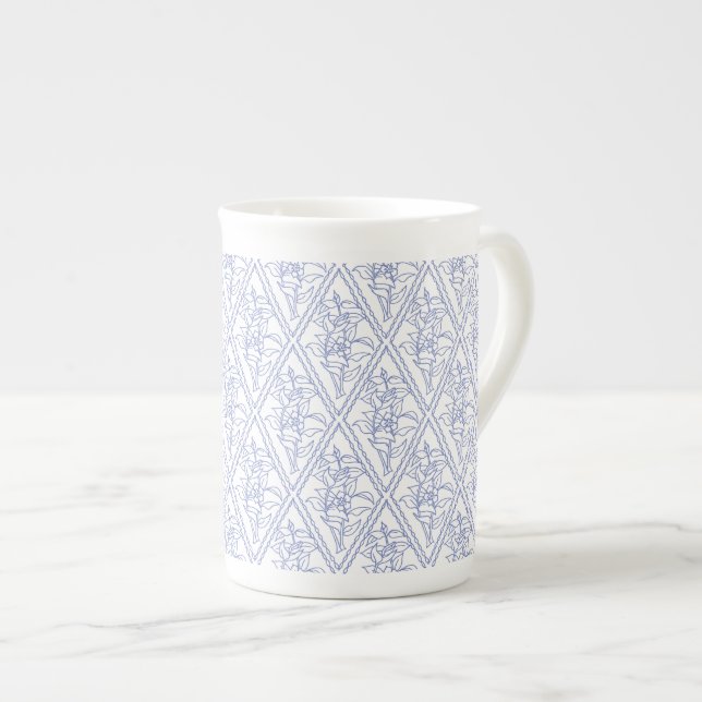 Chic Periwinkle Blue White Floral Diamond Muster Prozellantasse (Vorderseite Rechts)