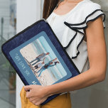Chic Personalisiert Foto Text Mothers' Day Gift Laptopschutzhülle<br><div class="desc">Personalisieren Sie Ihre Laptop-Hülle mit dem Design "Chic Personalisiert Foto Text"! Es kann mit Ihrem bevorzugten Foto und Text angepasst werden. Schützen Sie Ihren Laptop mit diesem einzigartigen Ärmel, der Ihre Persönlichkeit und Ihren Stil widerspiegelt. Egal, ob Sie gewollt haben, ein Foto Ihrer Lieben, Ihr Lieblingstier oder eine landschaftliche Sicht...</div>