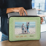 Chic Personalisiert Foto Text Mothers' Day Gift Laptopschutzhülle<br><div class="desc">Personalisieren Sie Ihre Laptop-Hülle mit dem Design "Chic Personalisiert Foto Text"! Es kann mit Ihrem bevorzugten Foto und Text angepasst werden. Schützen Sie Ihren Laptop mit diesem einzigartigen Ärmel, der Ihre Persönlichkeit und Ihren Stil widerspiegelt. Egal, ob Sie gewollt haben, ein Foto Ihrer Lieben, Ihr Lieblingstier oder eine landschaftliche Sicht...</div>
