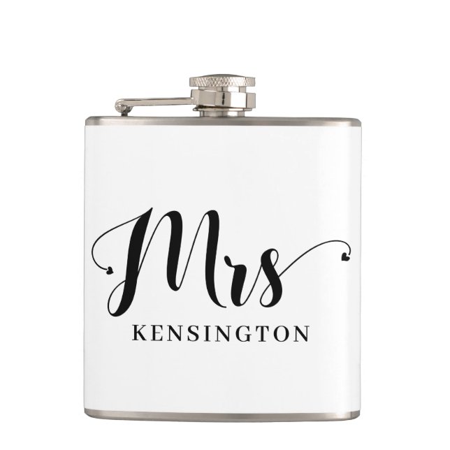 Chic Personalisiert Mrs. Newlywed Typografy Flachmann (Vorderseite)
