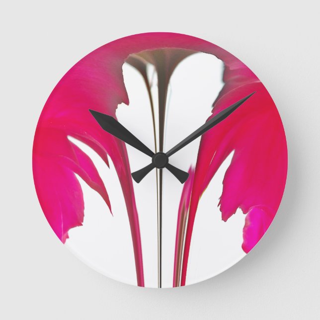 Chic phantastische Rote Rose unter dem weißen Himm Runde Wanduhr (Vorderseite)