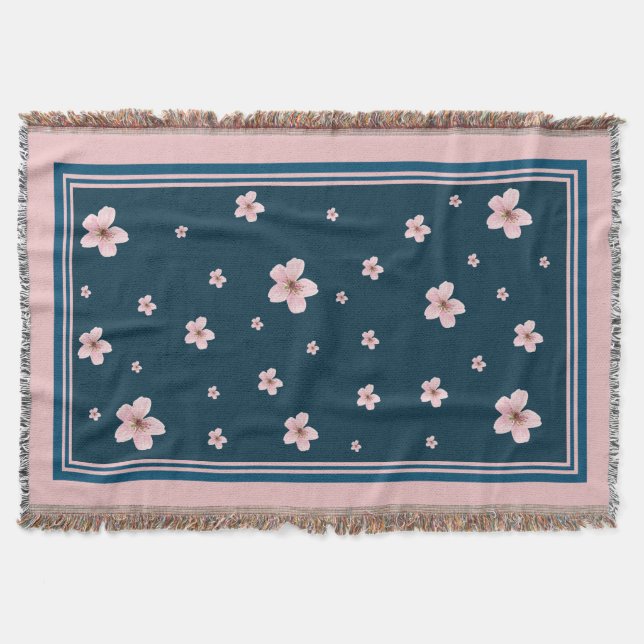 Chic Pink Floral Pattern - Navy Blue Background Decke (Vorderseite)