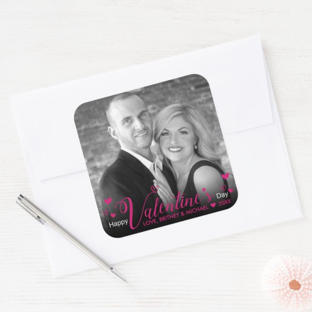 Chic Pink Modern Script Herz Schwarz-weißes Foto Quadratischer Aufkleber (Umschlag)