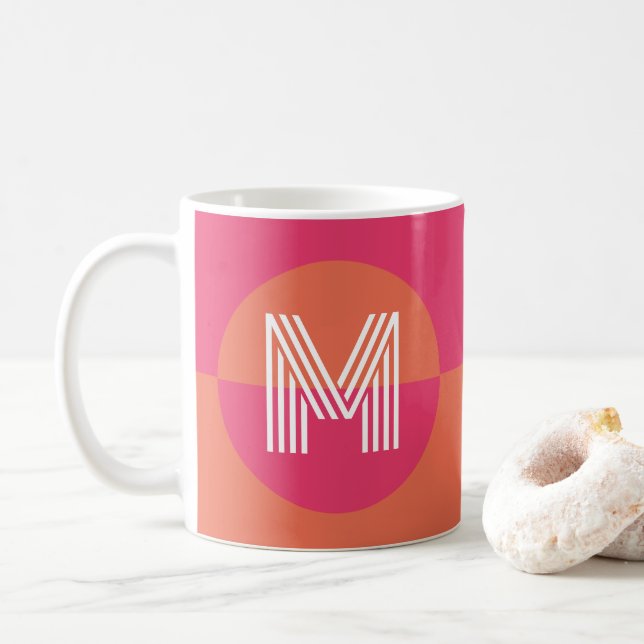 Chic Pink Orange Geometric Modern Monogram Kaffeetasse (Mit Donut)