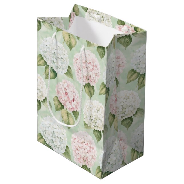 Chic Pink Romantic Blue White Floral Brautparty Mittlere Geschenktüte (Vorderseite Schrägansicht)