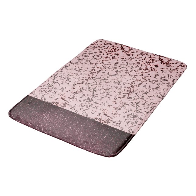 Chic Pink Rose Blush Glittery Marmor Badematte (Schrägansicht)
