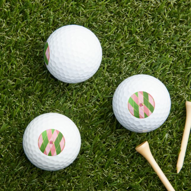 Chic Pink und Green Raute Mit Monogramm Golfball (Insitu Gras)