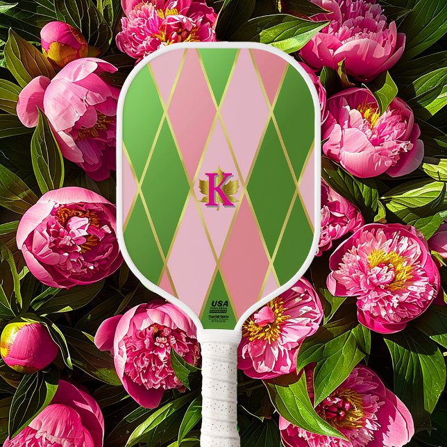 Chic Pink und Green Raute Mit Monogramm Pickleball Schläger (Chic and Stylish Monogrammed  Pink and Green Argyle Pickleball Paddle )