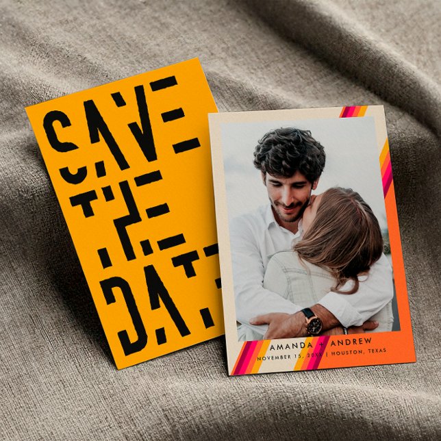 Chic Pink und Orange 70er Retro Stripes Wedding Save The Date (Front / Back)