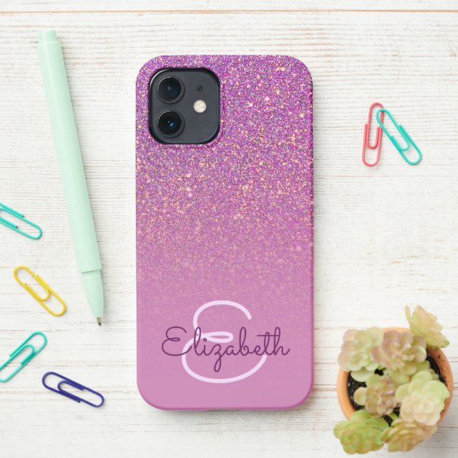 Chic Purple Glitter Ombre with Name & Monogram iPhone 12 Hülle (Auf dem Schreibtisch)