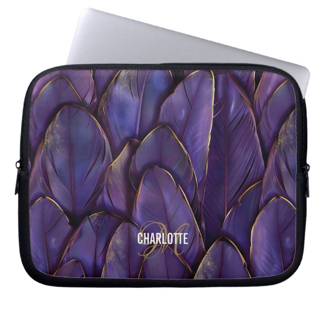 Chic purple gold feathers monogram name laptopschutzhülle (Vorderseite)