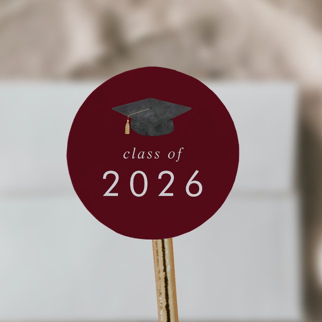 Chic Red Grad Cap Class of 2025 Abschluss Runder Aufkleber (Chic Red Grad Cap Class of 2026 Graduation Classic Round Sticker)