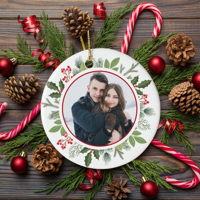 Chic Red Holly Berry Christmas Wreath Couple Foto Keramik Ornament (Von Creator hochgeladen)
