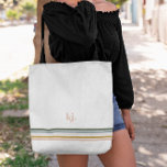 Chic Retro Stripes Monogramm Totbeutel Tasche<br><div class="desc">Ein minimalistisches Monogramm-Design mit großen typografischen Initialen in einem klassischen Schriftart mit Ihrem Namen unten und schicken Retro-Regenbogenfarben Streifen. Jede Frau braucht eine gute Trage in die Tasche um all ihre Essentials herum. Ob es sich um ein Brautjunggeschenk, ein Geburtstagsgeschenk oder sogar ein kleines nettes Geschenk für sich selbst handelt,...</div>