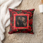 Chic Romantic Vow Renewal Throw Kissen<br><div class="desc">Gönnen Sie sich Komfort und Erinnerung mit diesem blumengeschmückten Jubiläumskissen,  das sinnvolle Kunstwerke und weiche Stoffe für lange Lebensfreude kombiniert.</div>