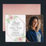 Chic Rose Gold Foil Blumenstrauß Foto Sweet 16 Geb Einladung<br><div class="desc">Feiern Sie stilvoll mit diesen stilvollen und sehr trendigen Rose Goldfolie floralen geometrischen 16. Geburtstagsfeiern. Dieses Design lässt sich leicht mit Ihrer speziellen Veranstaltungssprache personalisieren und Ihre Gäste werden begeistert sein,  wenn sie diese fantastischen Einladungen erhalten.</div>