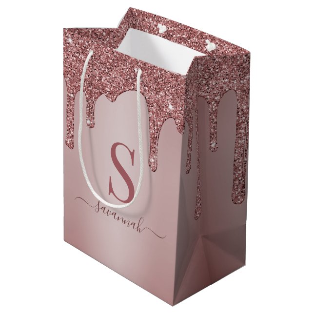 Chic Rose Gold Glitzer Tropfen Sparkone Monogramm Mittlere Geschenktüte (Rückseite Schrägansicht)