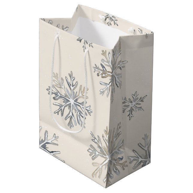 Chic Rustic Weihnachtscreme Schneeflocken Mittlere Geschenktüte (Vorderseite Schrägansicht)