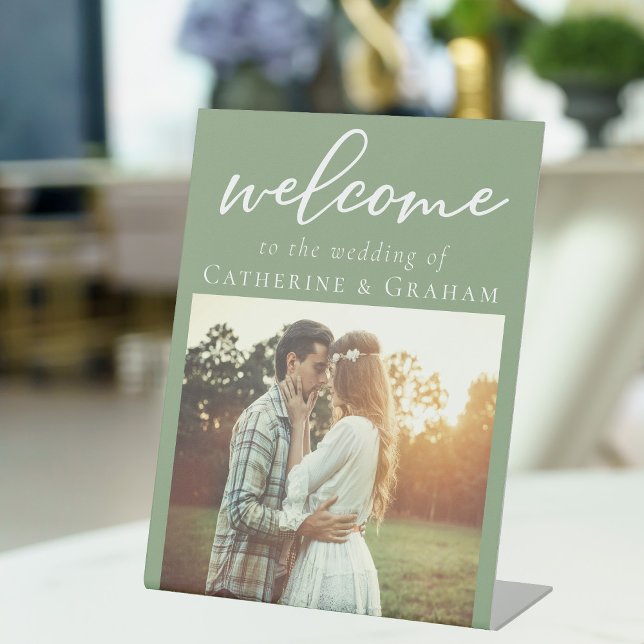 Chic Sage Green Couple Foto Hochzeit Willkommen Sockelschild (Von Creator hochgeladen)