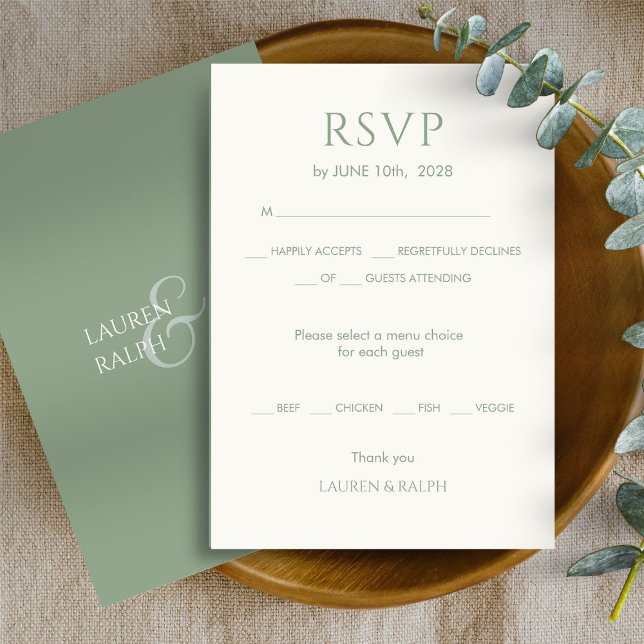 Chic Sage Green Monogram Wedding RSVP Karte (Von Creator hochgeladen)
