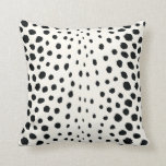 Chic Schwarz-weiß Cheetah Printmuster Monogramm Kissen<br><div class="desc">Das elegante Design des gepflegten Geparkmusters mit individuellem Monogramm und das coole moderne Leopardenmuster in Schwarz und Weiß verleihen diesem Design einen zeitgemäßen und einzigartigen Look. Coole Geschenkidee. Stellen Sie das personalisierte Monogramm mit Ihrem eigenen Namen und Initial, können Sie auch klicken "Anpassen!"-Schaltfläche unter Produkt-Foto, um die Farbe und den...</div>