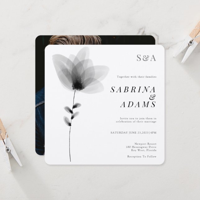 Chic Schwarz-weiß florales Foto Mit Monogramm Hoch Einladung (Vorderseite/Rückseite Beispiel)