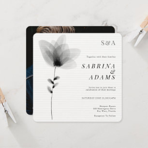 Chic Schwarz-weiß florales Foto Mit Monogramm Hoch Einladung