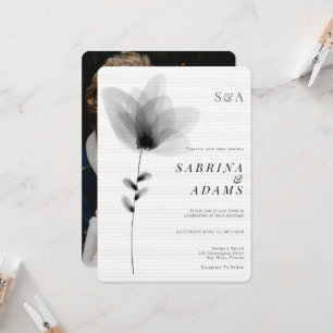 Chic Schwarz-weiß florales Foto Mit Monogramm Hoch Einladung