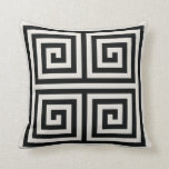 Chic, Schwarz-Weiß-geometrische Hauptmuster Kissen<br><div class="desc">Moderne und stilvolle Dekoration in Schwarz/Weiß,  abstrakte griechische Hauptgeometrie in der Vorderseite und Schwarz mit grauen Streifen in der Rückseite. Das schlichte und zeitgenössische geometrische Kissen beleben Ihre Inneneinrichtung mit modernem Chic.</div>
