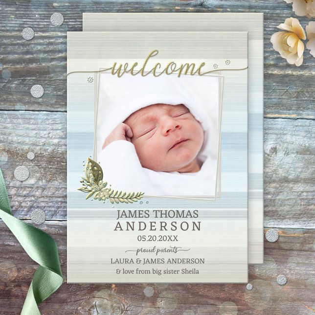 Chic Script Baby Foto Geburtsankündigung Dankeskarte (Baby birth announcement card featuring a photo of your baby framed by a light pastel striped design)