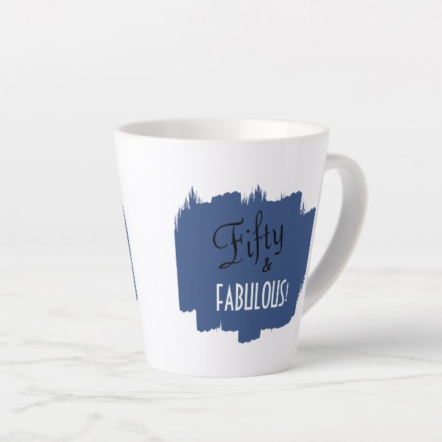 Chic Script Blue Schmear Fifty & FABULOUS Geburtst Milchtasse (Rechte Ecke)