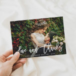 Chic Script danke Ihnen Foto-Karte<br><div class="desc">Moderne weiße Liebe und Dank Script danke Ihnen Karte mit benutzerdefinierten Text-Nachricht auf der Rückseite. Ideal für Hochzeiten,  Geburtstage,  Abschlüsse und andere Veranstaltungen.</div>