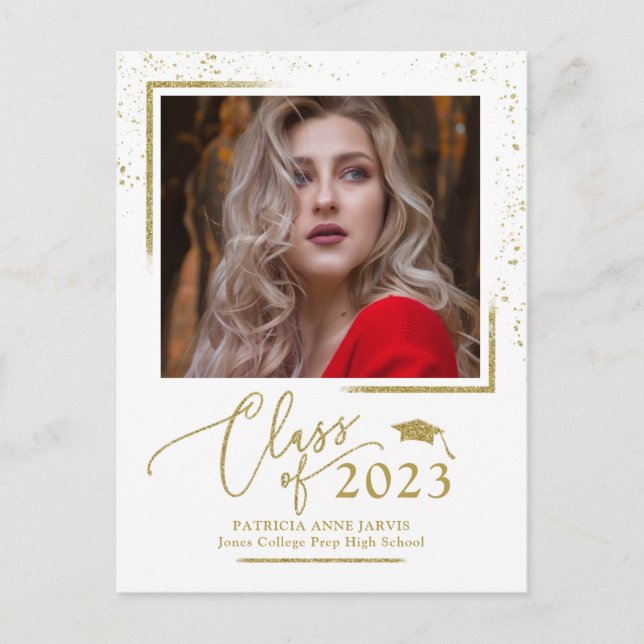 Chic Script Grad Ankündigung Festive Gold Glitzer Postkarte (Vorderseite)