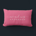 Chic Script Mr. Hot Pink New Monogram Lendenkissen<br><div class="desc">Chic, modernes Monogramm heiß rosa Kissen mit dem Text Mr. und Mrs. in weißer eleganter Schrift. Fügen Sie einfach Ihren verheirateten Namen hinzu. Perfektes Luxusgeschenk für das frisch vermählte Paar. Exklusiv für Sie entworfen von Happy Dolphin Studio. Wenn Sie Hilfe oder passende Produkte benötigen, kontaktieren Sie uns bitte unter happydolphinstudio@outlook.com....</div>