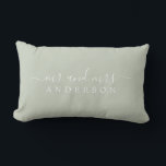 Chic Script Mr. Pastel Green New Monogram Lendenkissen<br><div class="desc">Chic, modern pastellgrün monogramm mit dem Text Mr. und Mrs. in weißer eleganter Schrift. Fügen Sie einfach Ihren verheirateten Namen hinzu. Perfektes Luxusgeschenk für das frisch vermählte Paar. Exklusiv für Sie entworfen von Happy Dolphin Studio. Wenn Sie Hilfe oder passende Produkte benötigen, kontaktieren Sie uns bitte unter happydolphinstudio@outlook.com. Wir helfen...</div>