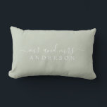 Chic Script Mr. Pastel Green New Monogram Lendenkissen<br><div class="desc">Chic, modern pastellgrün monogramm mit dem Text Mr. und Mrs. in weißer eleganter Schrift. Fügen Sie einfach Ihren verheirateten Namen hinzu. Perfektes Luxusgeschenk für das frisch vermählte Paar. Exklusiv für Sie entworfen von Happy Dolphin Studio. Wenn Sie Hilfe oder passende Produkte benötigen, kontaktieren Sie uns bitte unter happydolphinstudio@outlook.com. Wir helfen...</div>