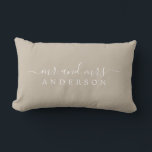 Chic Script Mr. Shiitake Gray Newlywed Monogram Lendenkissen<br><div class="desc">Chic, moderne mit Monogramm shiitake graue Kissen mit dem Text Mr. und Mrs. in weißer eleganter Schrift. Fügen Sie einfach Ihren verheirateten Namen hinzu. Perfektes Luxusgeschenk für das frisch vermählte Paar. Exklusiv für Sie entworfen von Happy Dolphin Studio. Wenn Sie Hilfe oder passende Produkte benötigen, kontaktieren Sie uns bitte unter...</div>