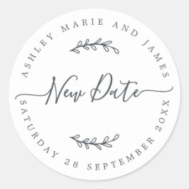 Chic Script New Date Postponed Wedding Label Runder Aufkleber