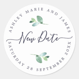 Chic Script New Date Postponed Wedding Label Runder Aufkleber