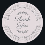 Chic Script Rustic Pastel Lila Wedding Vielen Dank Runder Aufkleber<br><div class="desc">Rustikale und moderne Hochzeit danken Ihnen Aufkleber mit Off-Black Chic Schrift Kalligraphie und moderne Typografie auf einem pastellfarbenen lila Hintergrund. Fügen Sie einfach Ihre persönliche Nachricht und Namen hinzu. Ideal für Ihre Hochzeitsgast-Geschenktaschen oder als Hochzeit danke Umschlag Aufkleber. Exklusiv für Sie entworfen von Happy Dolphin Studio. Wenn Sie Hilfe oder...</div>