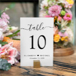 Chic Script Wedding Reception Tischnummer<br><div class="desc">Chic Hochzeitsempfangsschild mit "Tisch" in einem stilvollen,  modernen Drehbuch mit Wimpern,  die Tischnummer in eleganter Serifentypografie,  Ihre Vornamen verbunden mit einem Herz und Ihr Empfang Datum. Erstellen Sie jede Tischnummer einzeln und fügen Sie sie einzeln zu Ihrem Warenkorb hinzu,  dann Karo aus,  sobald alle Zahlen in Ihrem Warenkorb sind.</div>