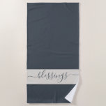 Chic Sessings Dark Blue und Cream Strandtuch<br><div class="desc">Schick dunkelblaues Urlaubsgeschenk Strandtuch mit dem Text Segen in elegantem Skript auf einem cremefarbenen Hintergrund. Exklusiv für Sie entworfen von Happy Dolphin Studio.</div>