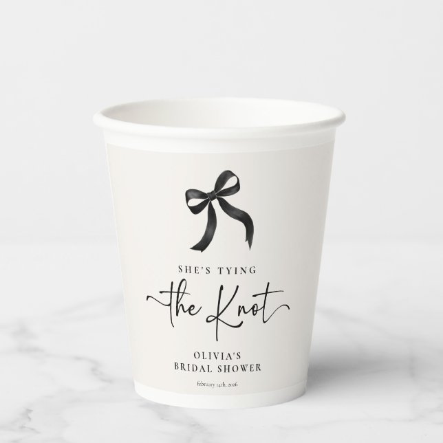 Chic She's The Knot Black Bow Brautparty Pappbecher (Vorderseite)