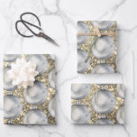 Chic Silver Christmas Ball Gold Glitzer Glitzern Geschenkpapier Set<br><div class="desc">Dieses schicke Verpackungspapier enthält silberne Weihnachtsbälle auf einem Imitat goldenen Glitzer Glitzern. Ideal für den Urlaub Geschenkpackung oder für decoupage Handwerk. Von unseren Herzen zu Ihrem Spaß!</div>