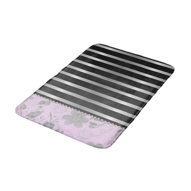 Chic Silver Floral on Pink and Silver Stripes Badematte (Schrägansicht)