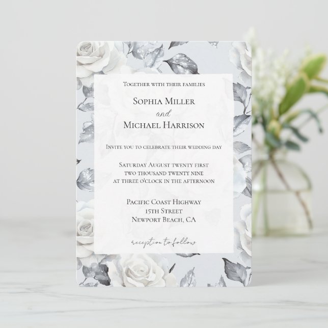 Chic Silver White Roses Floral Wedding Einladung (Stehend Vorderseite)