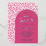 Chic Sweet 16 Leopard Print Birthday Silver Folieneinladung<br><div class="desc">Feiern Sie 16 . Geburtstag Geburtstagsklima mit stilvollen Einladungen mit Ihren Party-Details in echter Silberfolie auf heiß rosa auf einem schicken rosa und weißen leopardenfarbenen Hintergrund. Diese Einladung wird professionell auf hochwertigem Papier gedruckt. PASSENDE Artikel in unserer Sammlung.</div>