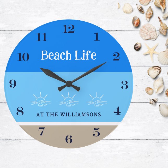 Chic Tan Blue Stripes Familienname Beach House Große Wanduhr (Von Creator hochgeladen)